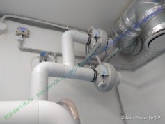 Работу вентиляционного оборудования контролирует датчик наличия водорода и реле дифференциального давления.